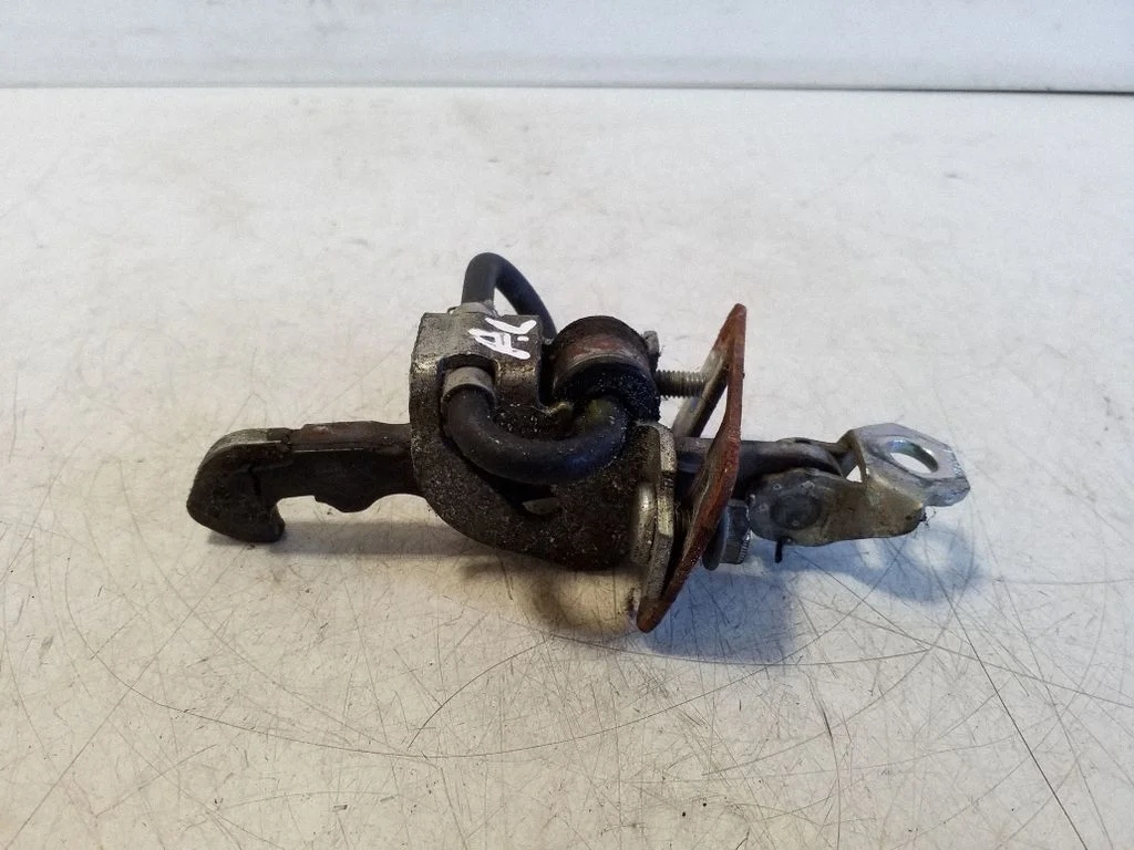 Front door check strap stopper – Iveco Daily 5th gen (2011-2014)