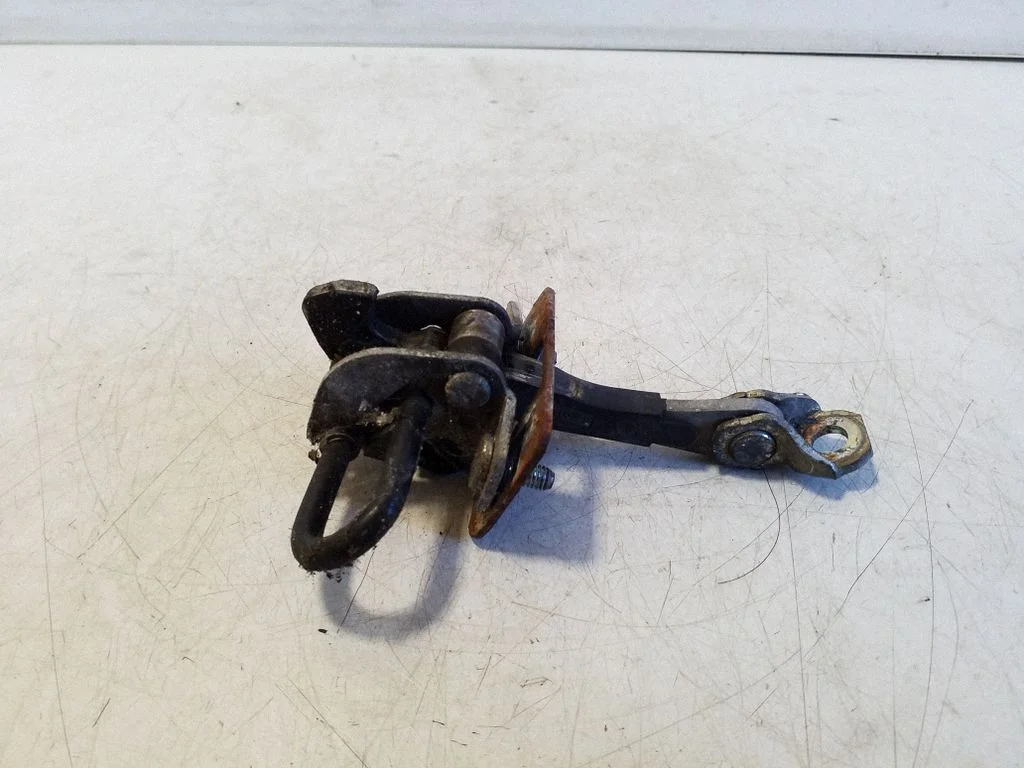 Front door check strap stopper – Iveco Daily 5th gen (2011-2014)
