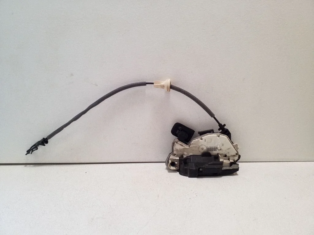 Front door lock 5K2837016D