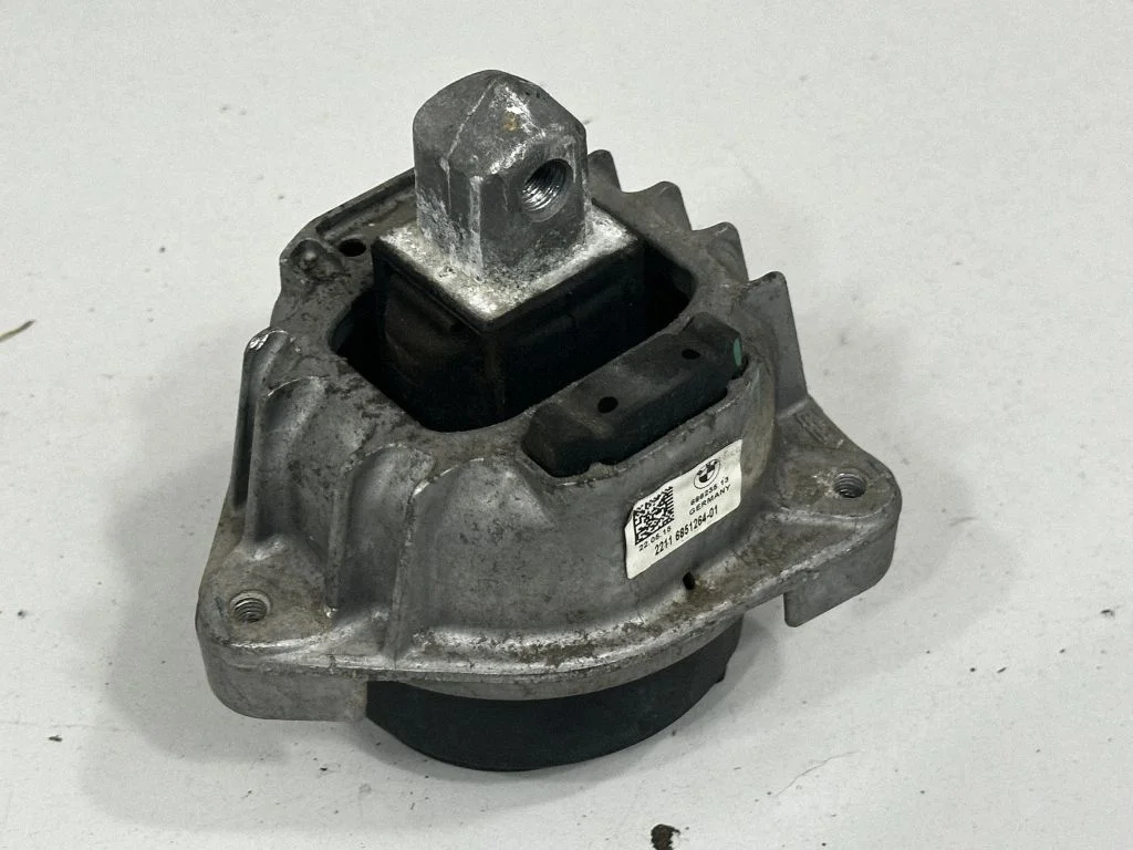 Dzinēja spilvens – BMW 6. sērija F12 F13 (2010-2018)