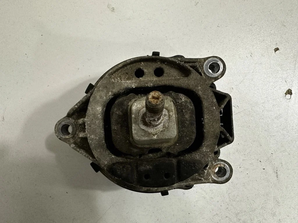 Dzinēja spilvens 6863821