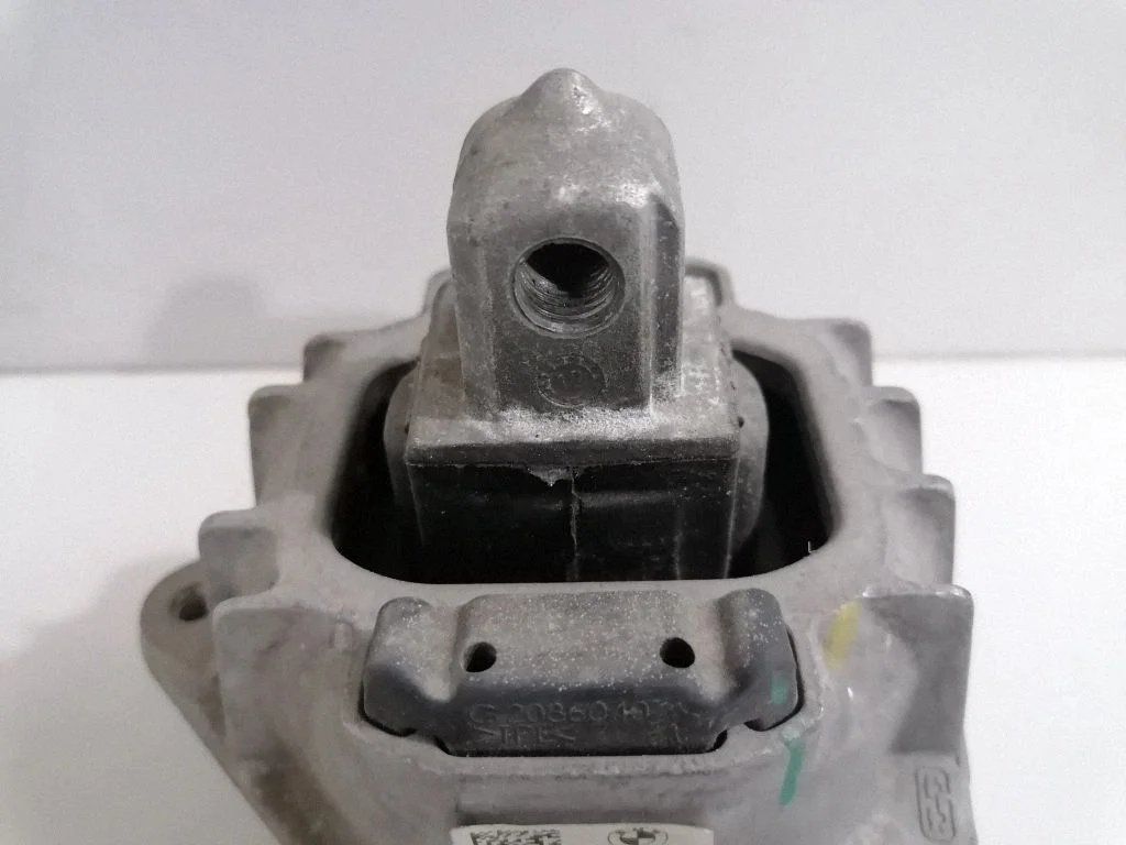 Dzinēja spilvens – BMW 6. sērija F12 F13 (2010-2018)