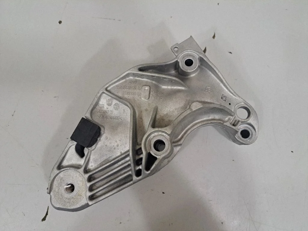 Engine mounting bracket 8838970
