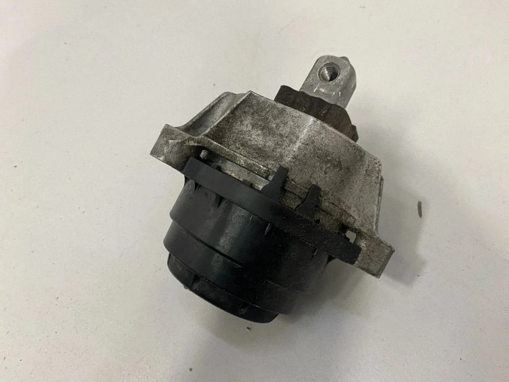 Dzinēja spilvens – BMW 5. sērija G30 G31 G38 (2016-)