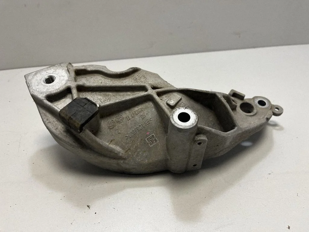 Engine mounting bracket 8838965