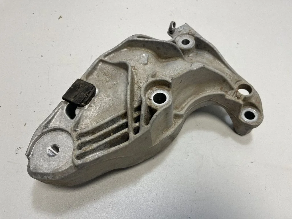 Engine mounting bracket 8838966