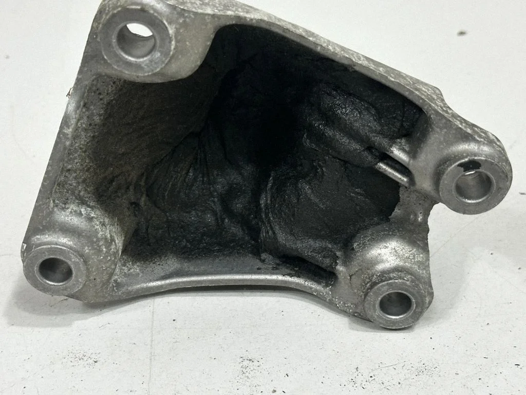 Dzinēja stiprinājuma kronšteins – BMW 3. sērija F30 F35 F31 (2012-2018)