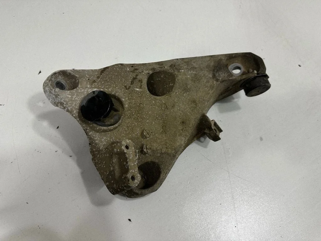 Mootori kinnituskronstein 6859785