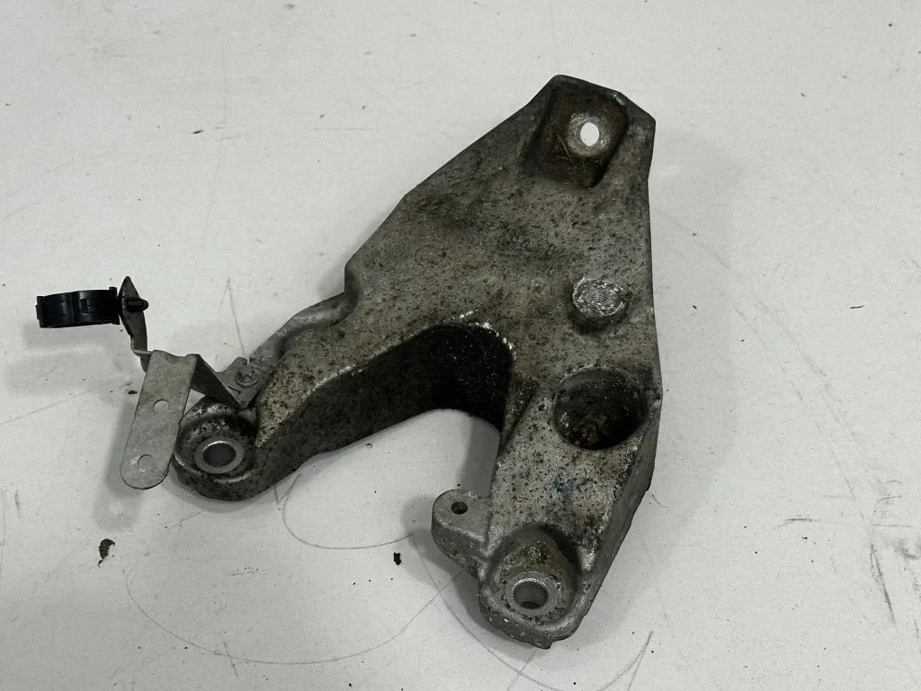 Engine mounting bracket 6784827