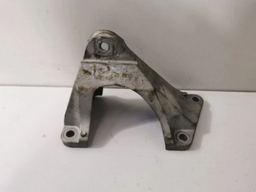 Dzinēja stiprinājuma kronšteins – BMW 3. sērija F30 F35 F31 (2012-2018)