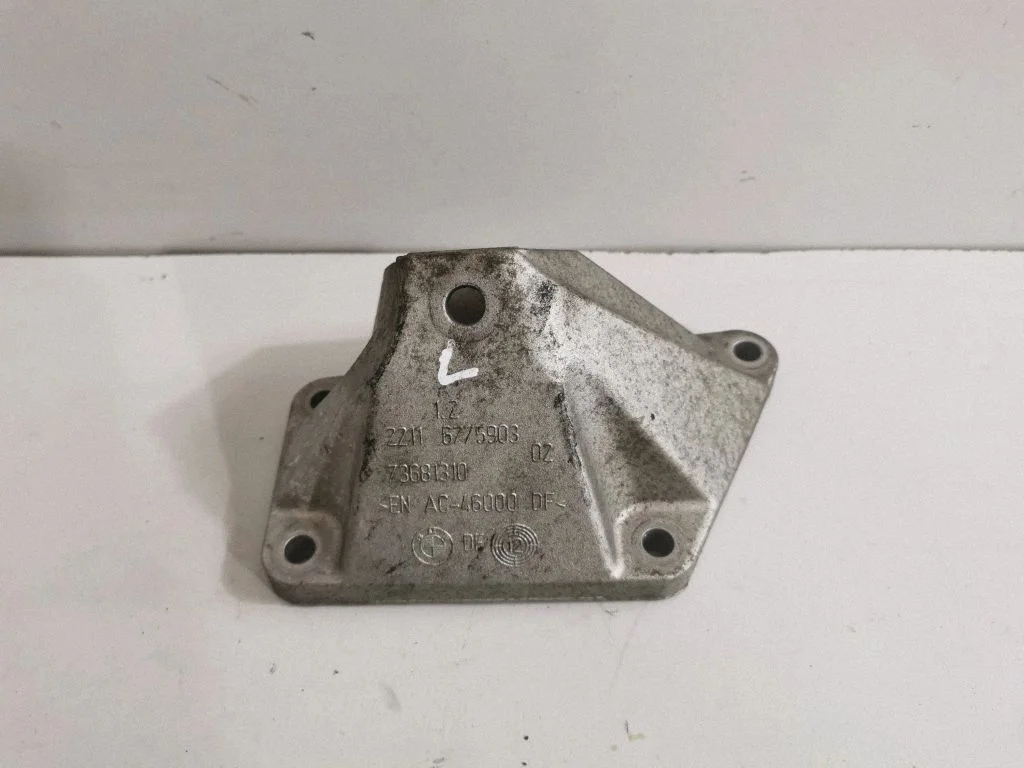 Engine mounting bracket 6775903