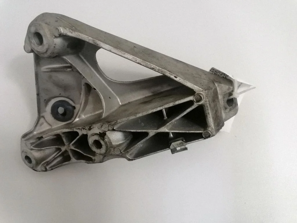 Dzinēja stiprinājuma kronšteins – BMW 3. sērija F30 F35 F31 (2012-2018)