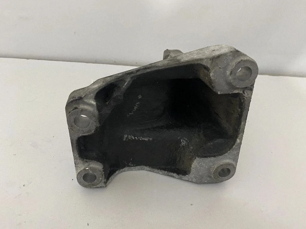 Dzinēja stiprinājuma kronšteins – BMW 3. sērija F30 F35 F31 (2012-2018)