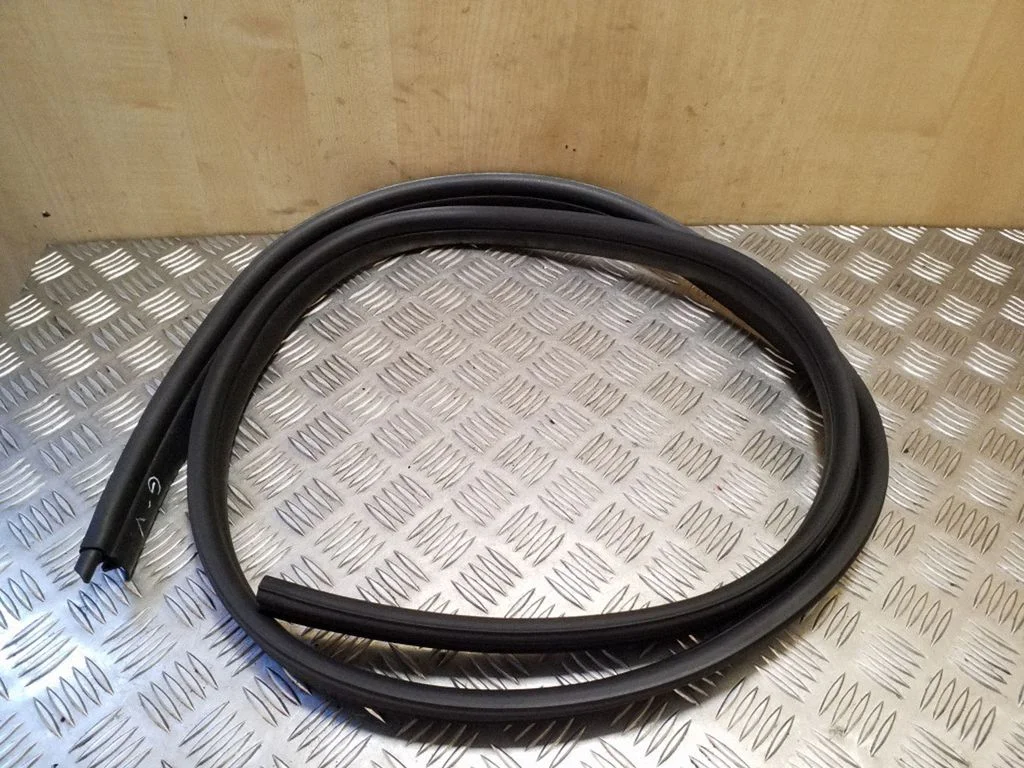 Loading door rubber seal (on body) – left