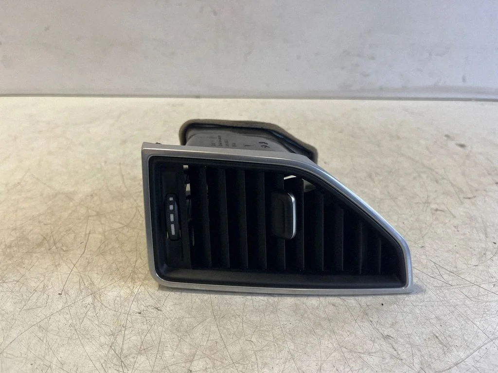 Armatuurlaua keskmine õhutusrest – Porsche Macan (95B) (2014-2018), parem