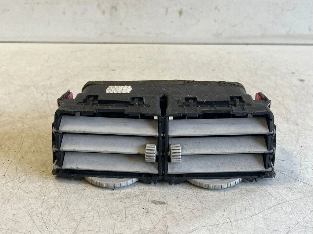Dash center air vent grill 556700D010B0