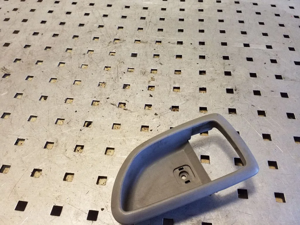 Rear door handle trim 826213E000