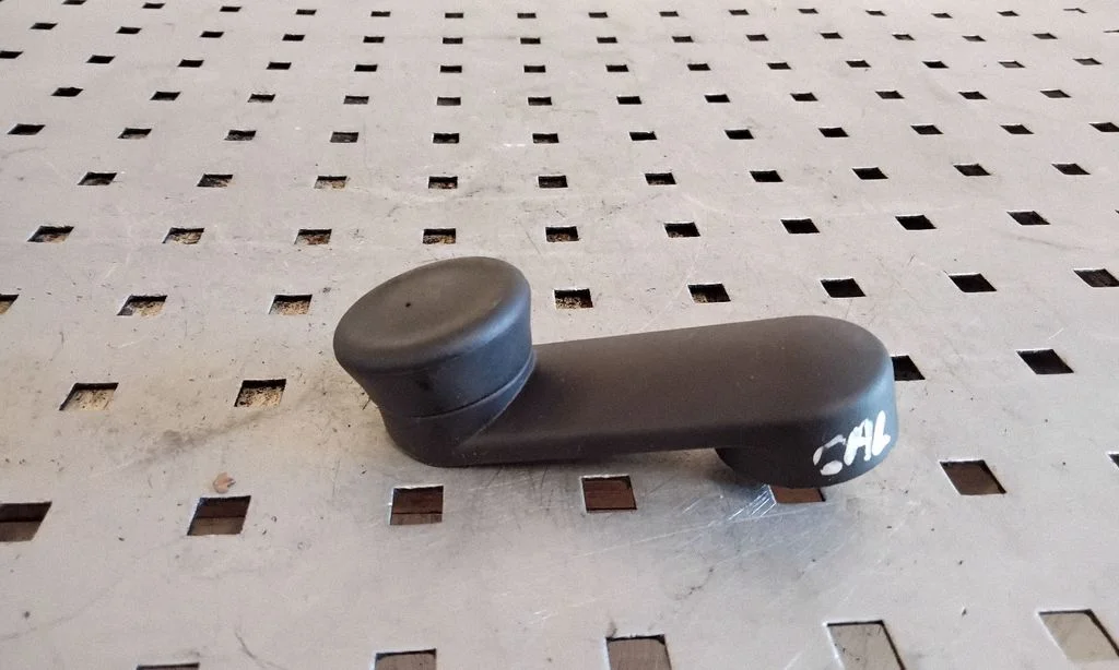 Korbka szyby tylnej 366703013 – Opel Astra J (2010-2015)