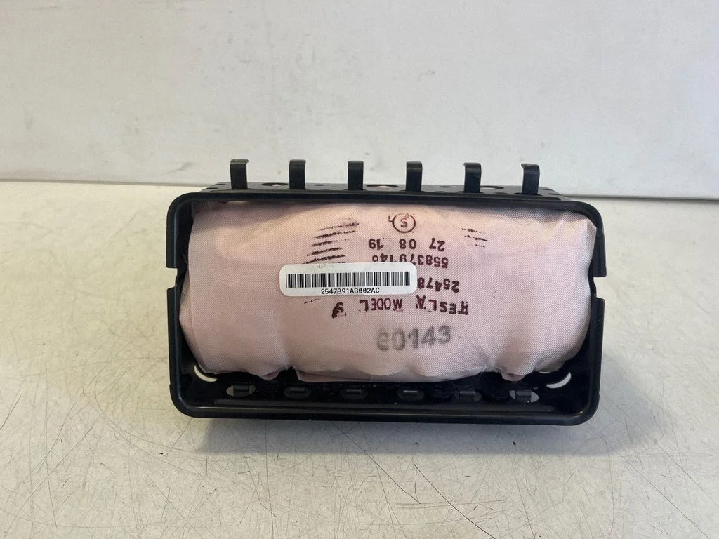 Passenger airbag – Tesla Model S (2012-)