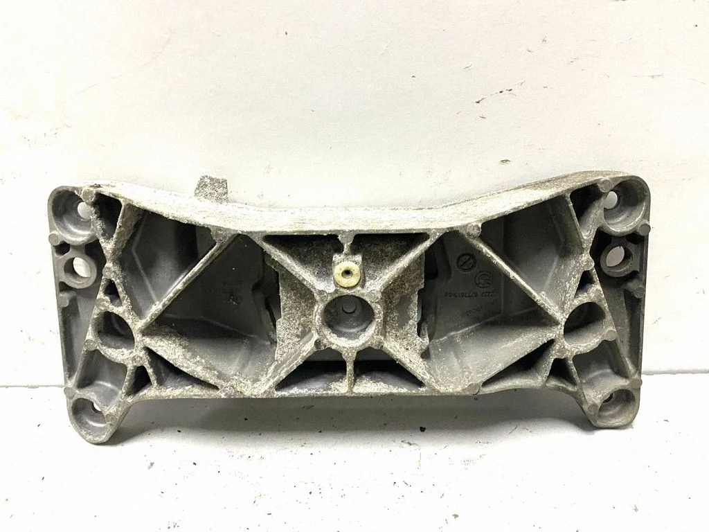 Ātrumkārbas stiprinājuma kronšteins 6777613 – BMW 6. sērija F12 F13 (2010-2018)