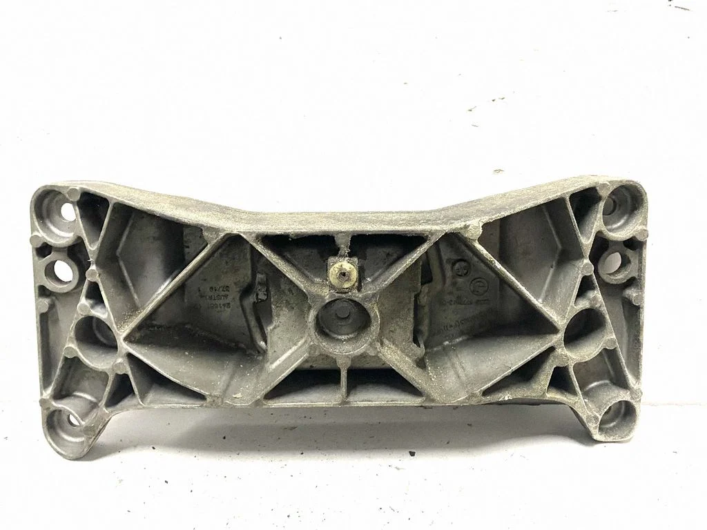 Ātrumkārbas stiprinājuma kronšteins 6777613 – BMW 6. sērija F12 F13 (2010-2018)