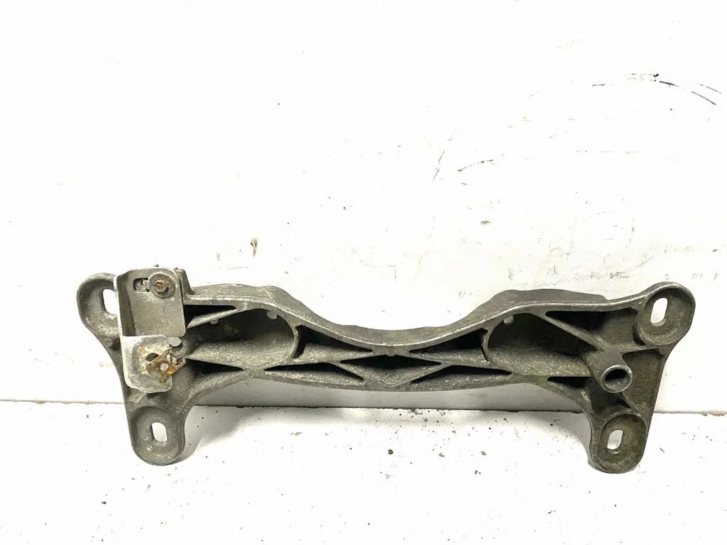 Ātrumkārbas stiprinājuma kronšteins – BMW 3. sērija E90 E91 (2005-2012)