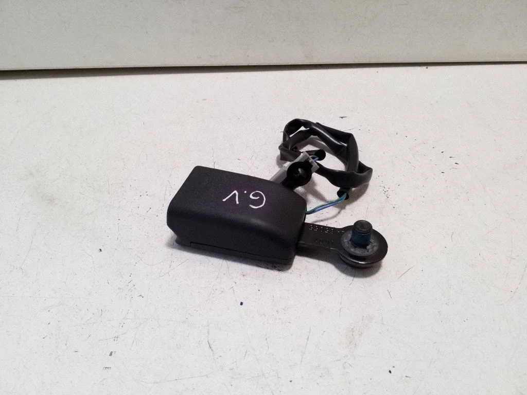 Middle seatbelt buckle (rear) 101879100D – Tesla Model S (2012-)