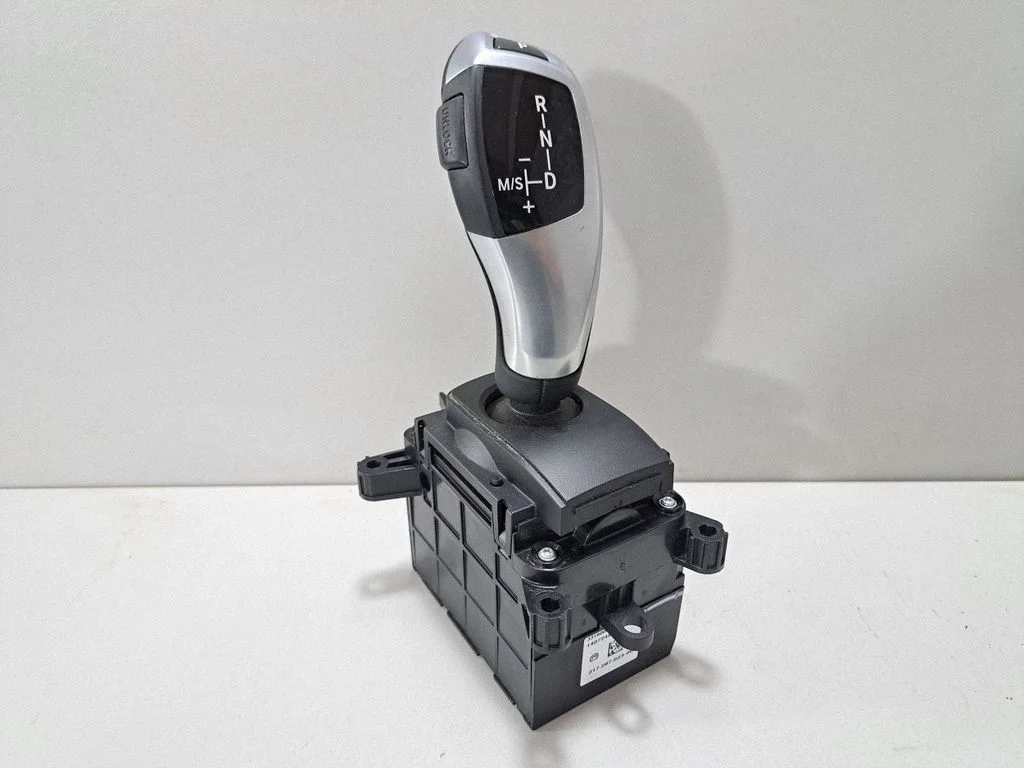 Gear selector mechanism 6832385