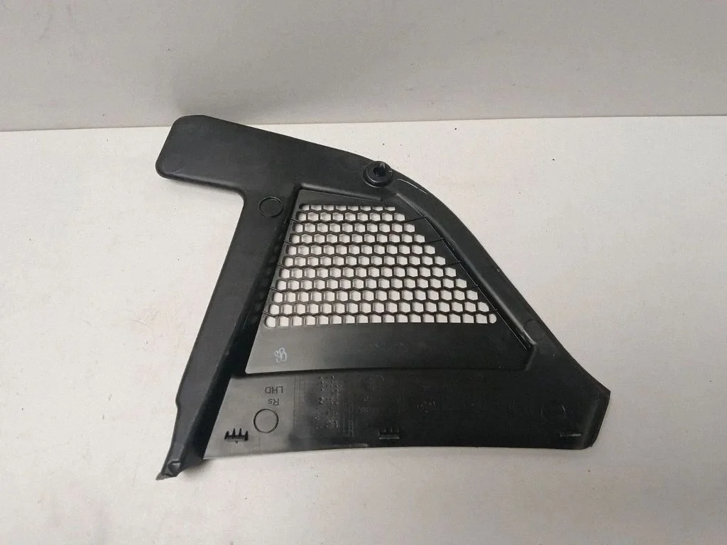 Wiper trim 7434883