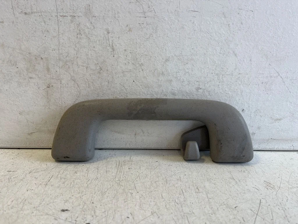 Rear interior roof grab handle L1020373