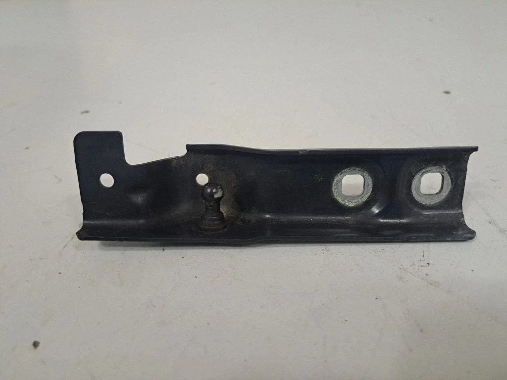 Fender mounting bracket 7435945