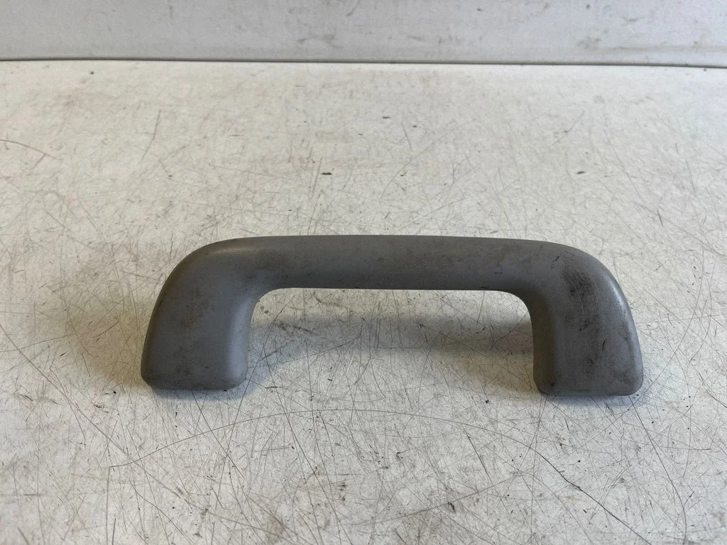 Front interior roof grab handle L1020372