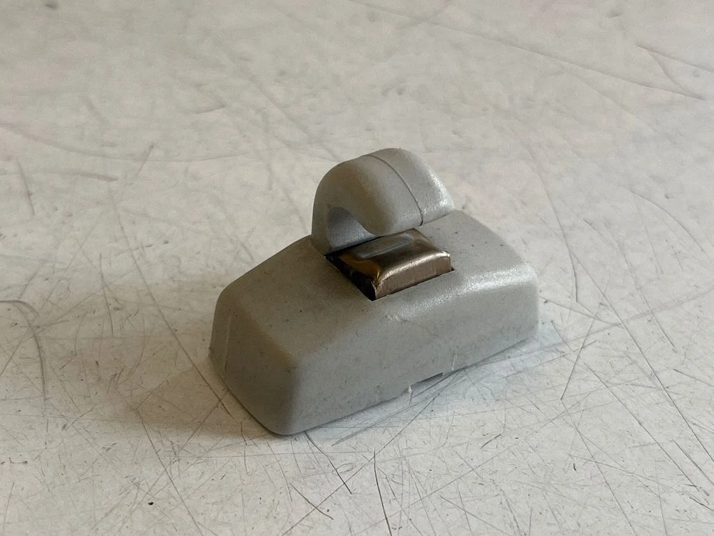 Päikesesirmi kinnitusklamber 3B0857561B