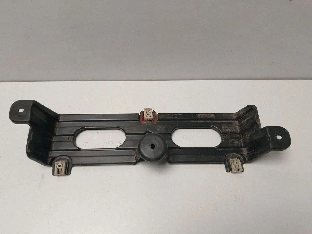 Center/middle under tray cover 9477057