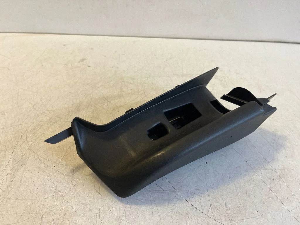 Seat belt trim 8W8857792