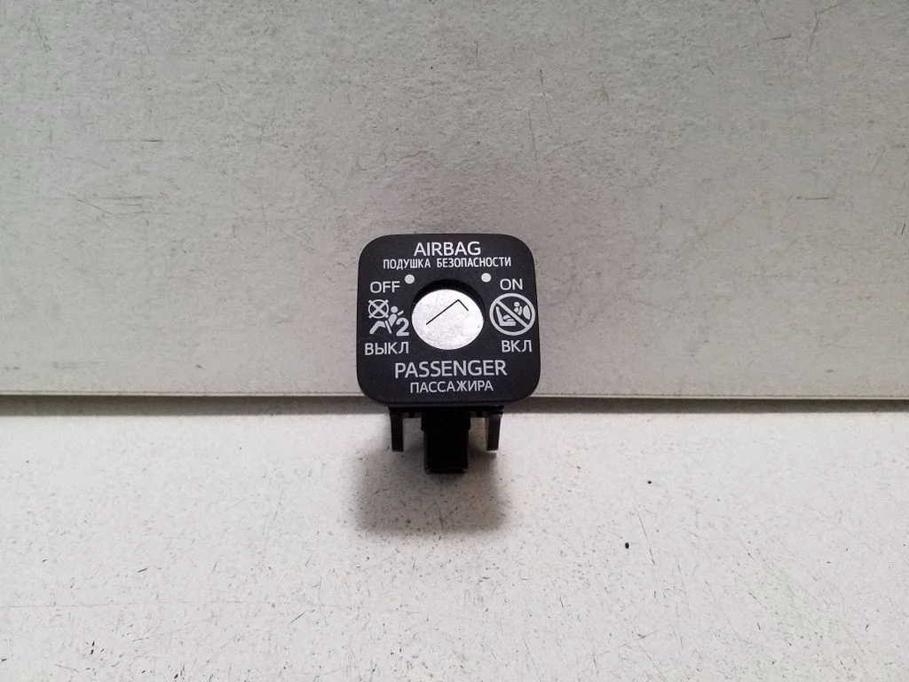 Passenger airbag on/off switch