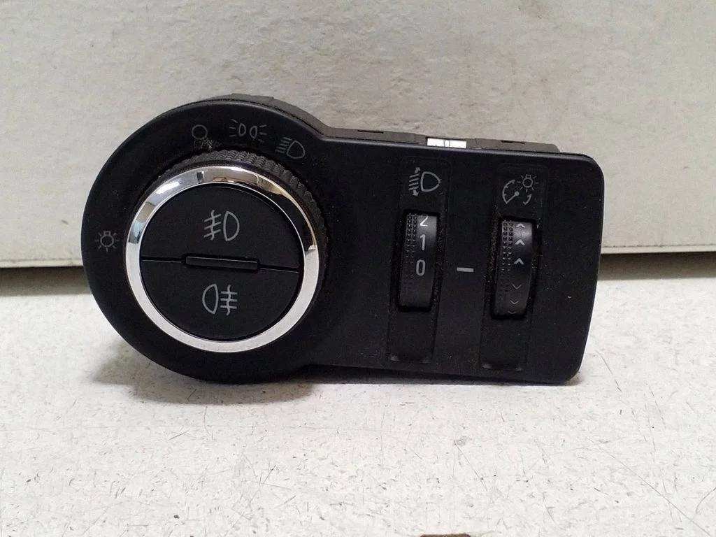 Light switch 13301749