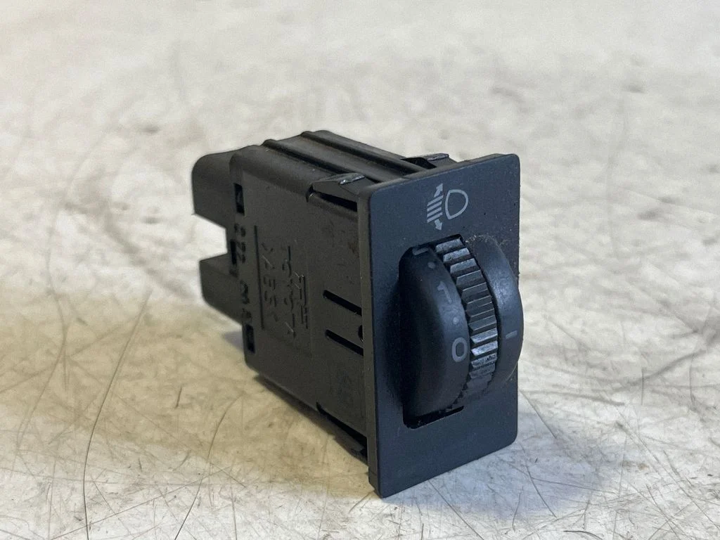 Headlight level height control switch 8415205050