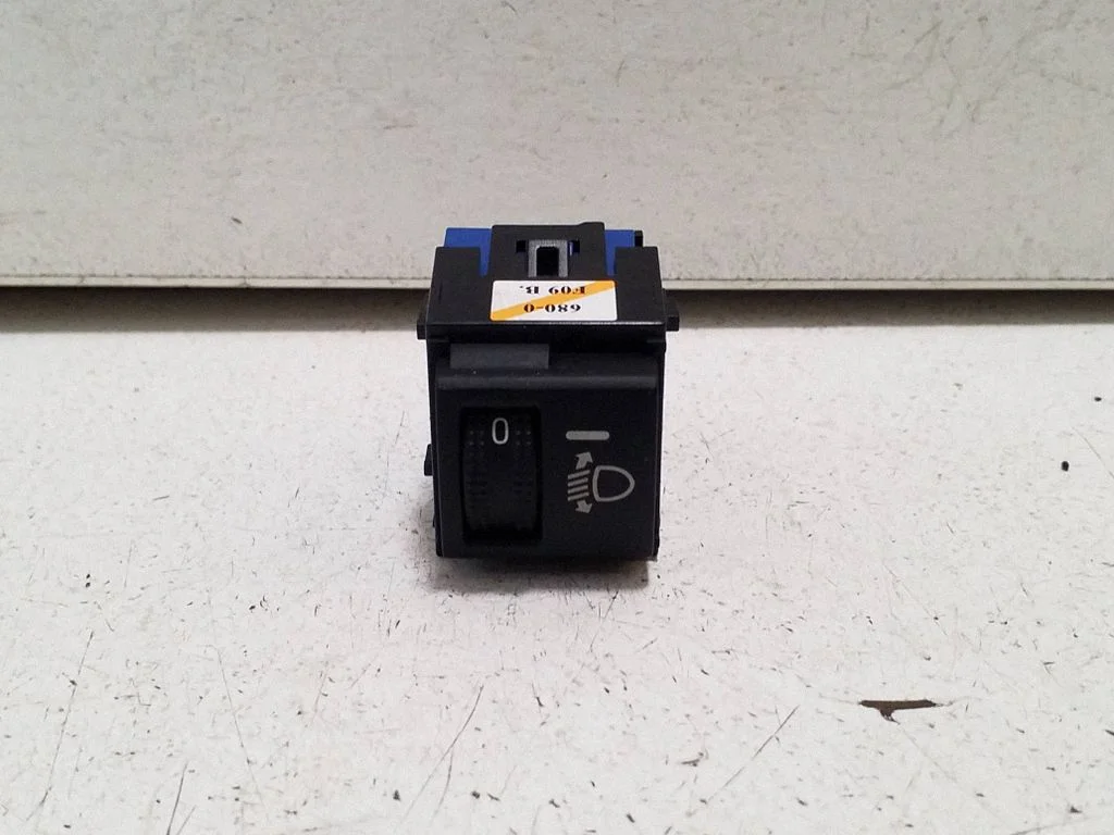 Headlight level height control switch 6800