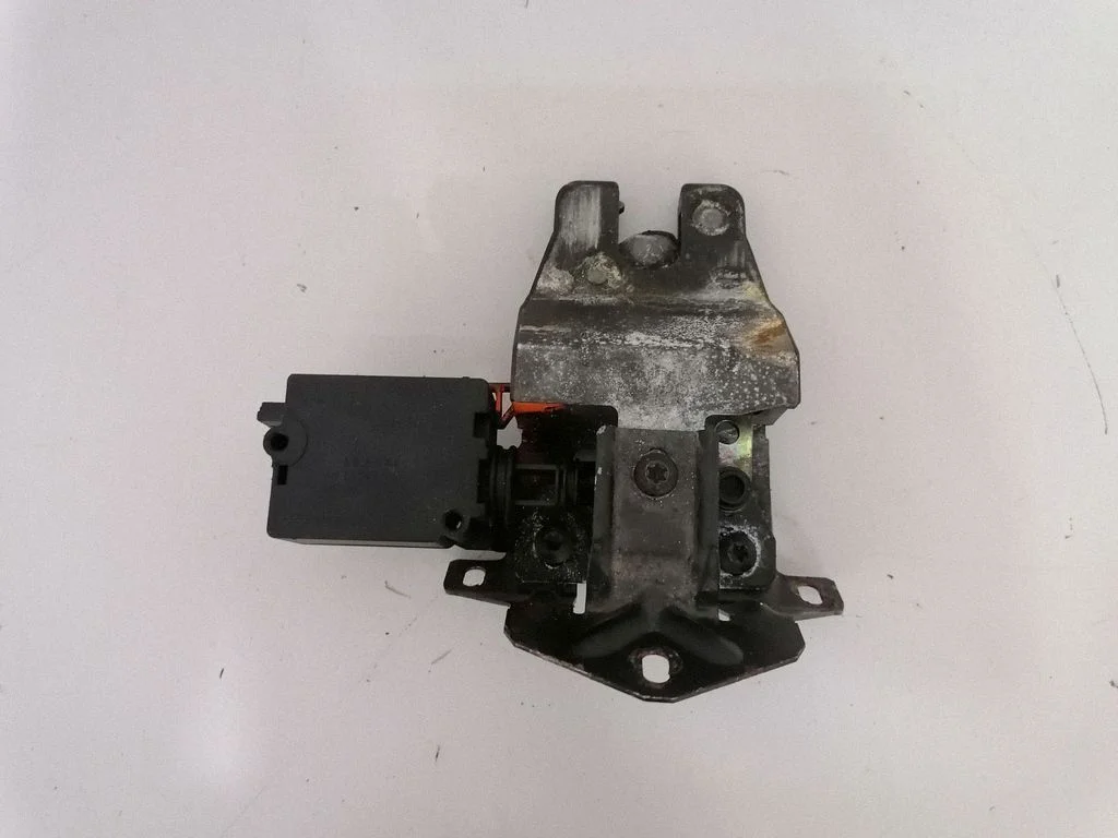 Zamek klapy bagażnika – BMW Seria 5 E60 E61 (2004-2010)