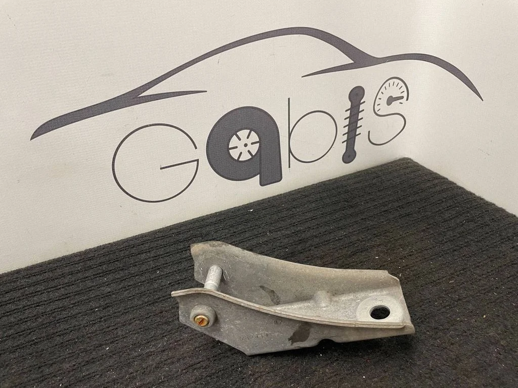 Rear bumper mounting bracket 6878218
