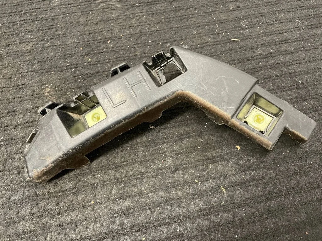Rear bumper mounting bracket 83319J9000