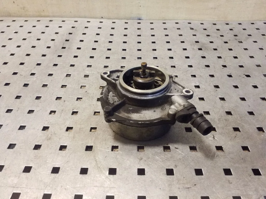 Vacuum pump 057145100AE