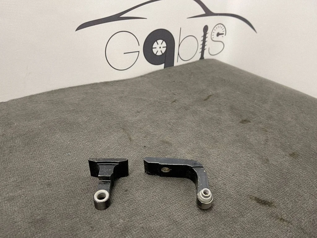 Front door upper hinge 7333061
