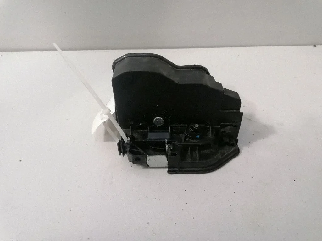 Priekšējā slēdzene (pie roktura) 7202145 – BMW 6. sērija F12 F13 (2010-2018)