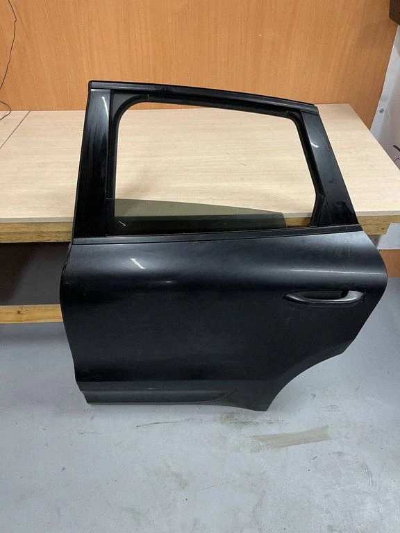 Rear door 95B833311A