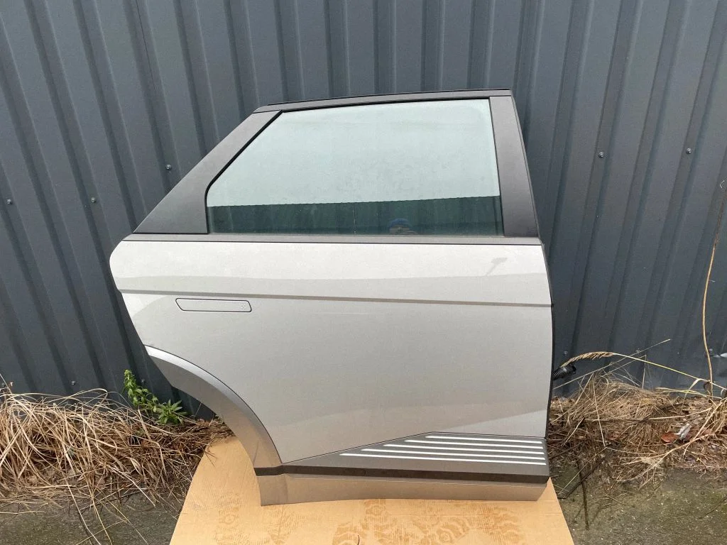 Rear door – rear right