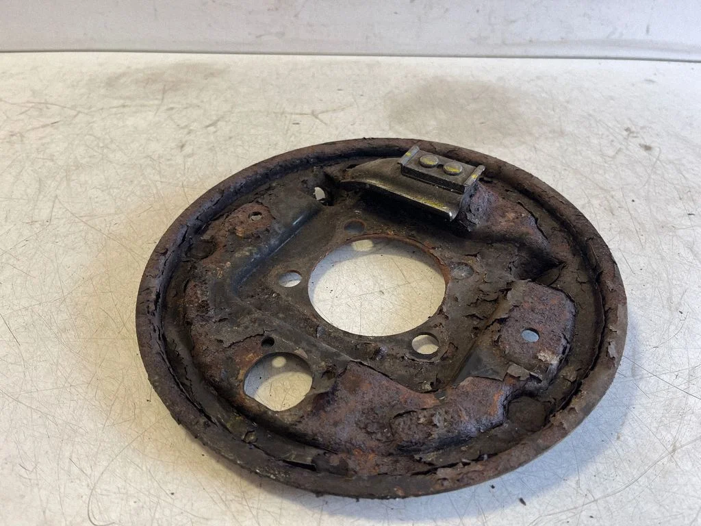 Rear brake disc plate dust cover – right