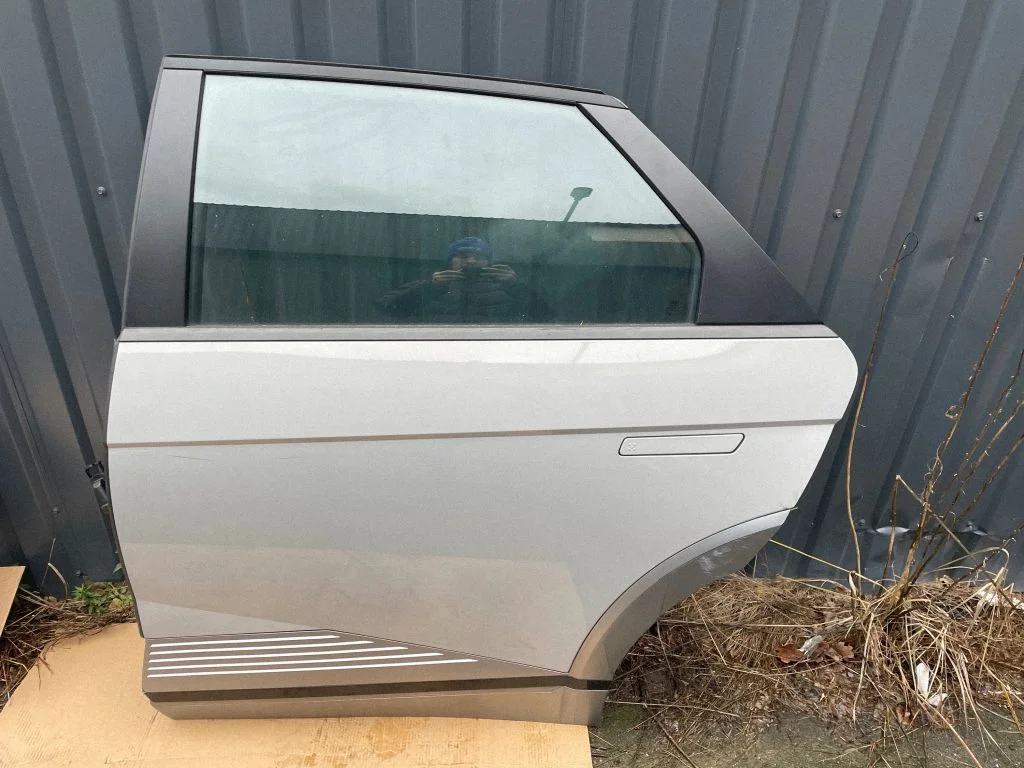 Rear door – rear left