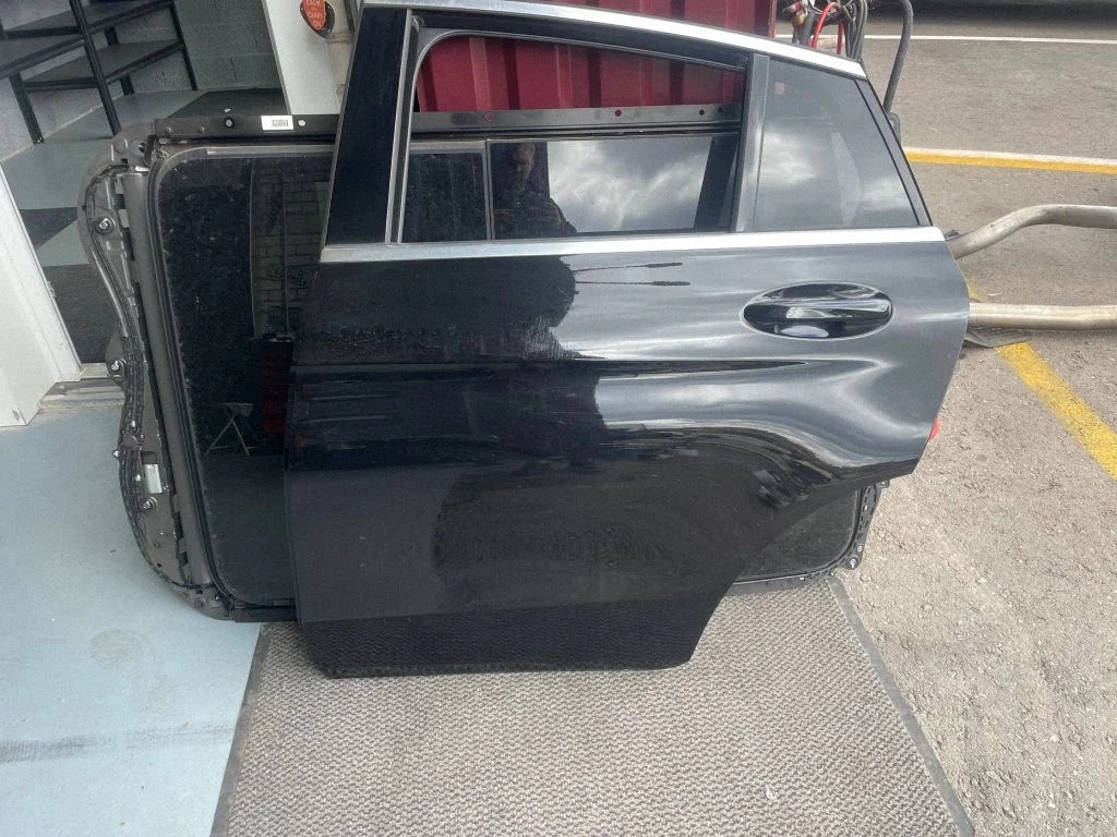 Aizmugurējās durvis A2537320300